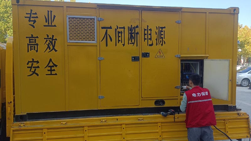 临川柴油发电机组和UPS电源配合使用时，如何避免切换过程中的电力中断？